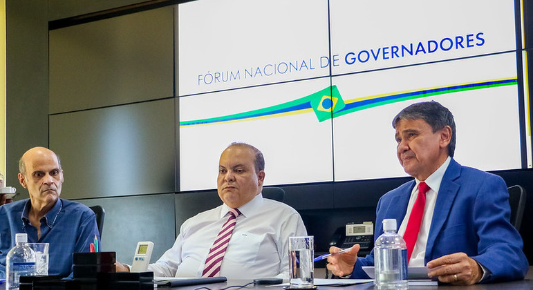 Governador do DF, Ibaneis Rocha, acompanhado de seu
 vice e do governador do Piauí
