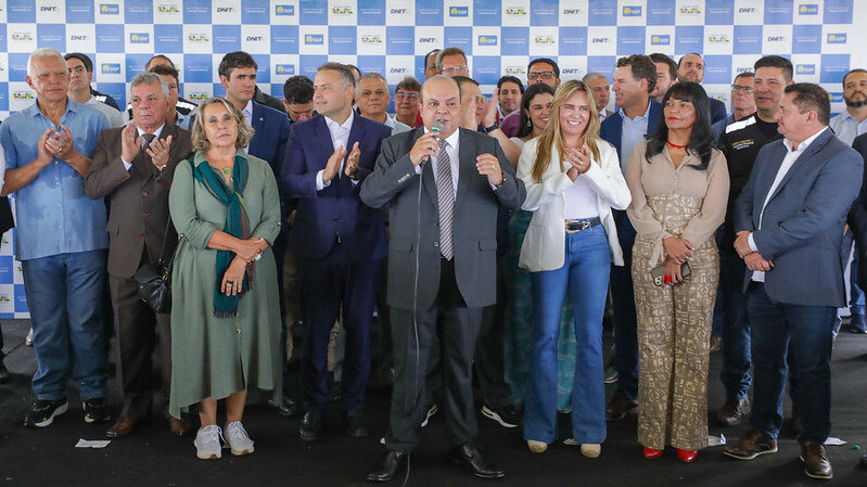 Ibaneis assina ordem de serviço para duplicação de via de acesso a  Brazlândia - Notícias - R7 Brasília