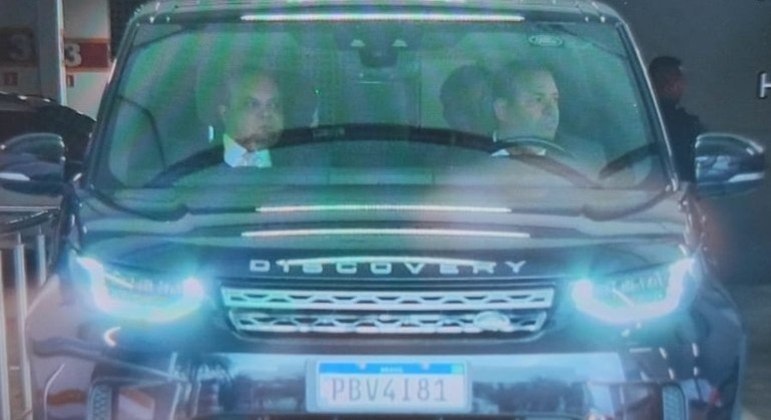 Governador afastado do Distrito Federal, Ibaneis Rocha (MDB), dentro de veículo