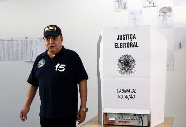 DF - IBANEIS-ROCHA-VOTANDO-ELEIÇÕES-2022 - GERAL - O candidato Ibaneis Rocha, durante votação na Escola Lycée Français François Mitterrand de Brasília (DF), neste domingo (2). 02/10/2022 - Foto: FáTIMA MEIRA/FUTURA PRESS/FUTURA PRESS/ESTADÃO CONTEÚDO