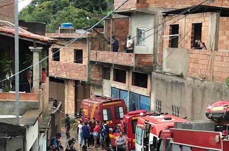 Bombeiros trabalham no resgate