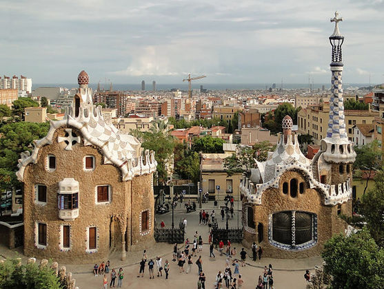 Ibiza é um ponto alto no verão europeu. Barcelona oferece pontos turísticos como a Sagrada Família e o Park Guell (foto), enquanto Madrid, com sua vida noturna agitada, apresenta a Plaza Mayor, Palácio Real, Museu do Prado e outros locais desejados.
