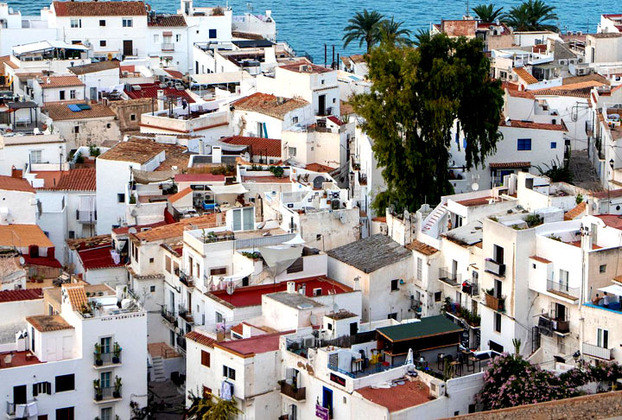 Ibiza é uma ilha no Mar Mediterrâneo, mas que pertence à Espanha, assim como as ilhas Formentera, Maiorca e Minorca. Ela fica a Oeste da Espanha e tem cerca de 100 mil habitantes.