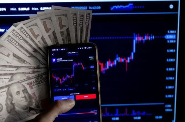  BOLSA/DÓLAR/COTAÇÃO - ECONOMIA - Home broker em telas, do balcão acionário brasileiro (B3), com o ativo DOLX22 e notas de dólares, em São Paulo, nesta quarta-feira, 26 de outubro de 2022. Cotação do Dólar Comercial Futuro em forte alta, sendo negociado acima dos R$5,30, no pregão da B3-IBovespa dessa quarta-feira (26), semana que antecede o segundo turno das Eleições 2022. 26/10/2022 - Foto: KEVIN DAVID/A7 PRESS/ESTADÃO CONTEÚDO