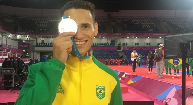 Icaro Miguel faz o gesto característico em suas comemorações, cobrindo seu olho com uma medalha.