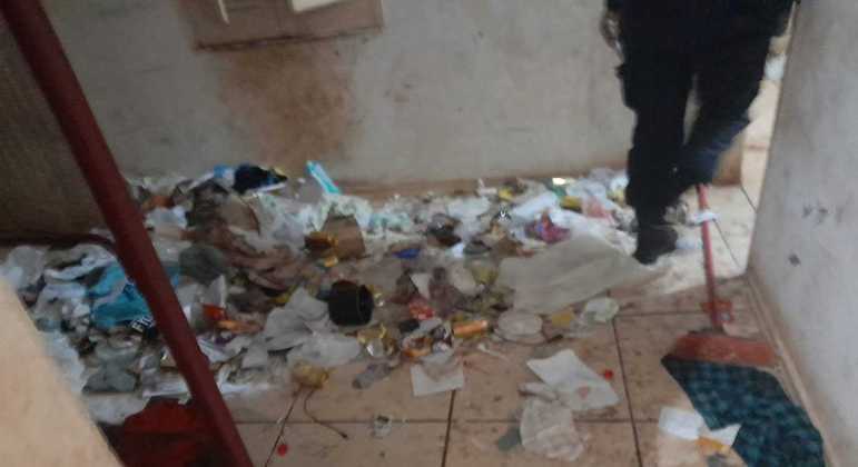 Casa estava imunda e com lixo espalhado por todos os cômodos - (Foto: Divulgação)