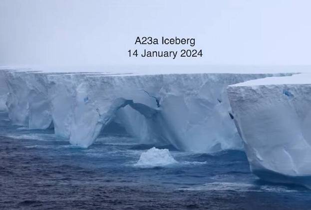 Icebergs muito grandes, ao derreterem, podem contribuir significativamente para o aumento do nível do mar.
