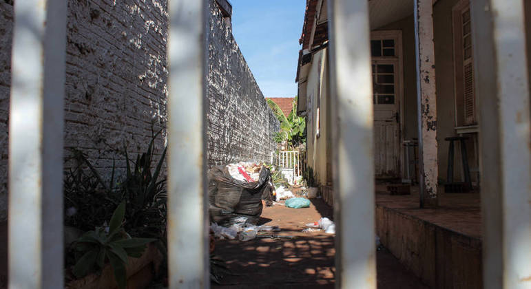Corredor da residência possuí lixo jogado - (Foto: Luciano Muta)