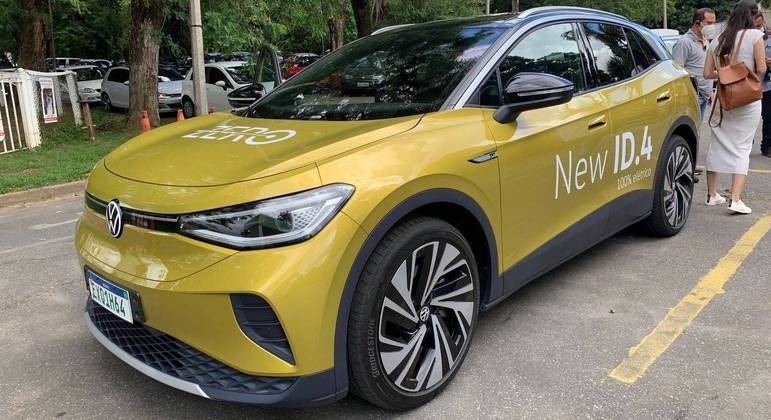 Entre-eixos de 2.77m é o mesmo do hatch, mas o porta-malas tem 543 litros, de boa capacidade