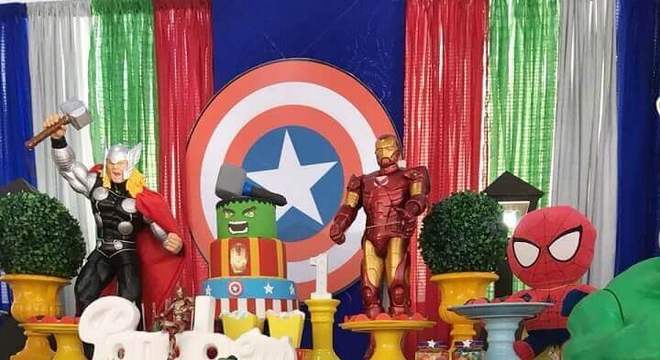 ideias para festa dos vingadores decorada com bonecos 