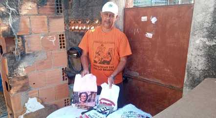 Idison, ambulante que faz camisetas temáticas