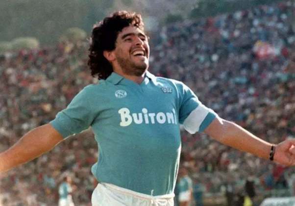 Ídolo do Napoli, Maradona foi homenageado muito antes de sua morte, em novembro do ano passado: desde 1991, a camisa 10 não é autorizada a outro jogador. Ele ganhou dois títulos do Campeonato Italiano pelo clube, além de outras taças.