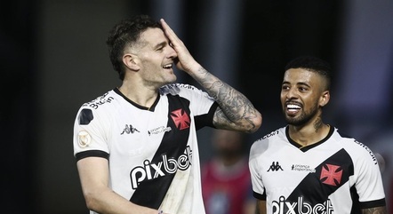 Vegetti comemora seu primeiro gol com a camisa do Vasco