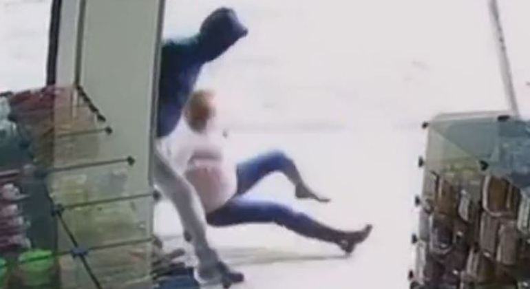 Idosa é agredida e arrastada pelo chão em assalto no centro de São Paulo