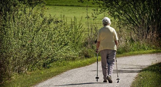 Caminhar 3,7 km por dia prolonga vida de mulheres acima de 70 anos -  Notícias - R7 Saúde