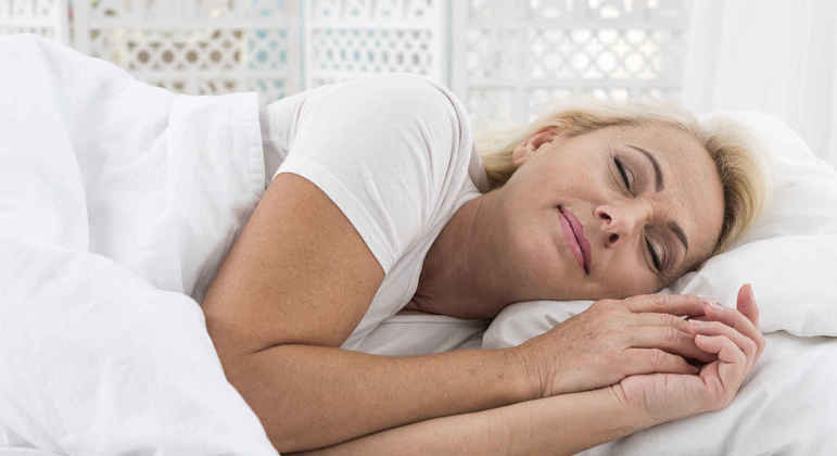 El estudio encontró que dormir cinco horas o menos a los 50 años aumenta el riesgo de desarrollar enfermedades crónicas