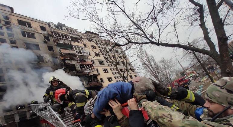 Mulher é resgatada de prédio destruído após ataque do exército russo
