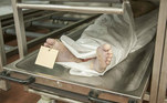 A idosa tentava levantar depois de cair de uma das macas destinadas aos cadáveres. Imediatamente, ela foi encaminhada à UTI de outro hospitalVale o clique: Turista devolve artefatos roubados em Pompeia 'por trazerem azar'