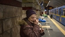 Idosos ucranianos vivem como refugiados em estações de metrô