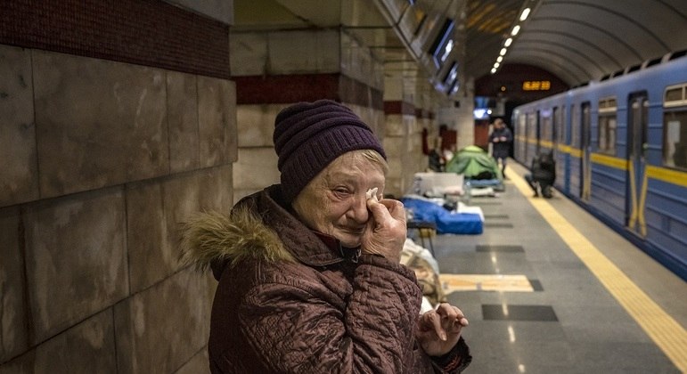 Valentina Katkova: chora enquanto se abriga em estação de metrô