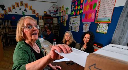 Idosa vota em uma seção eleitoral em Buenos Aires
