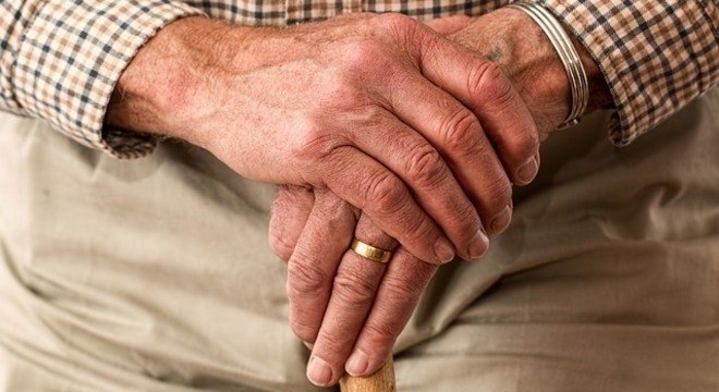 Cuidadores auxiliam nas refeições, no banho e na hora de tomar remédios 