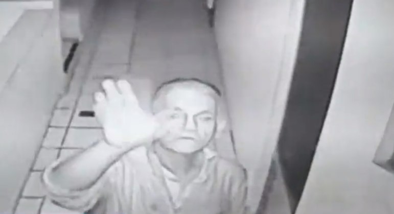 Em vídeo, idoso acusado de espionar vizinhas durante o banho é flagrado acenando para câmera de segurança 
