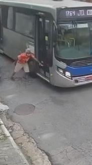 5. Após discussão, motorista arranca, e ônibus atropela idoso