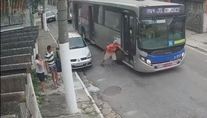 Após discussão, motorista arranca com tudo e ônibus passa por cima de idoso (Reprodução - 27.02.2023)
