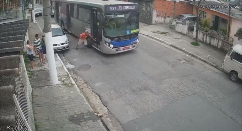Momento em que o ônibus arranca e derruba Dalcy em rua da zona norte de São Paulo