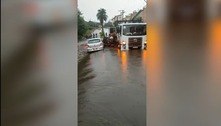 Idoso tem carro arrastado por correnteza e é resgatado durante chuva em Uberlândia (MG) 