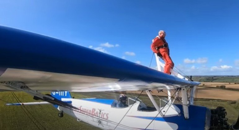 O britânico Ivor Button se tornou o homem mais velho do mundo a andar sobre as asas de um avião