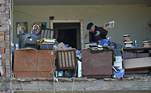 Idoso tenta recuperar seus pertences em apartamento destruído após bombardeio em Kiev