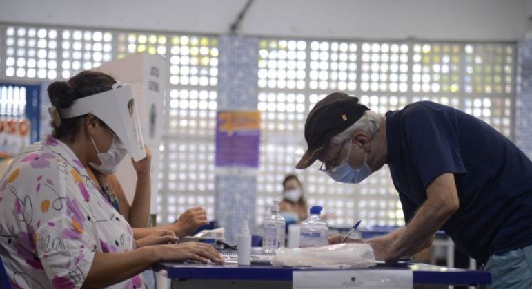 Idoso vota nas eleições