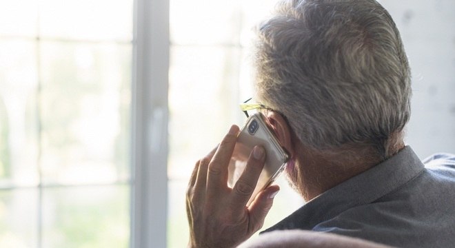OMS pediu que filhos e netos liguem diariamente para pais e avós confinados