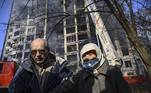 Idosos deixam prédio após bombardeio russo em Kiev durante pausa técnica