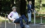 idosas fazendo exercícios em um parque