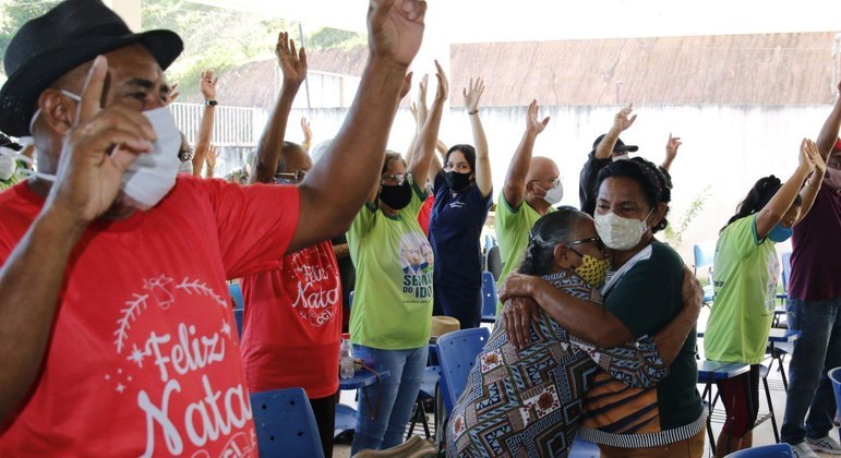 Idosos participam de atividade em centro de convivência construído em Rio Preto da Eva (AM)