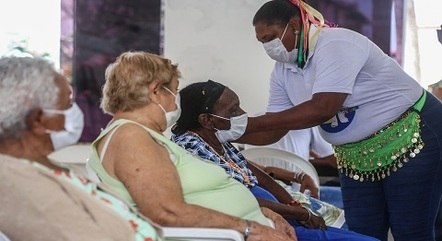 Idosos são vacinados contra covid-19 em Salvador