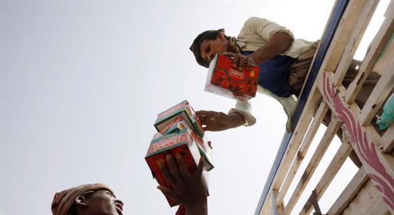Cidadãos do Iêmen distribuem alimentos à população mais vulnerável
