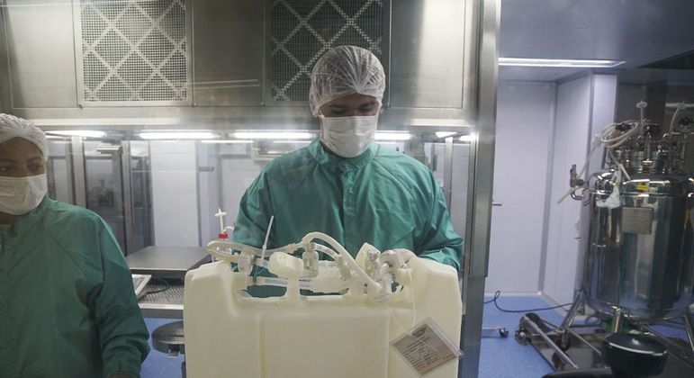 Brasil já paralisou produção na Fiocruz e Instituto Butantan por falta de vacinas