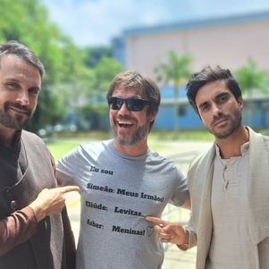 Igor Cotrim posa ao lado dos atores Felipe Cunha  e Edu Porto