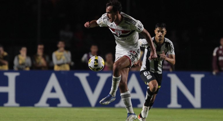 Igor Gomes domina bola em partida contra o Santos