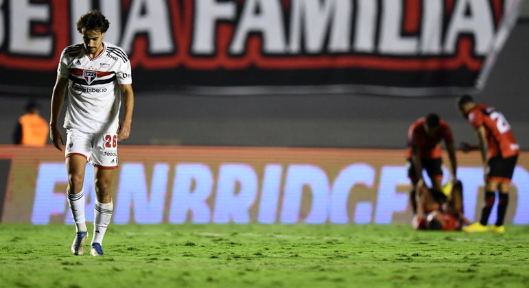 Igor Gomes foi expulso na partida contra o Atlético-GO