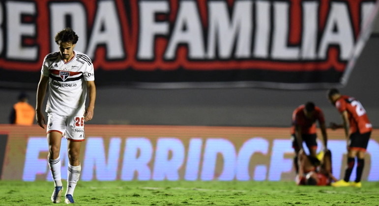 Igor Gomes foi expulso ainda no primeiro tempo da derrota do São Paulo para o Atlético-GO