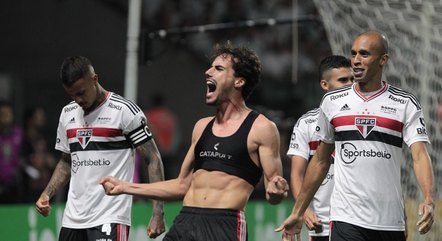 Igor Gomes comemorando o gol de pênalti da classificação do São Paulo