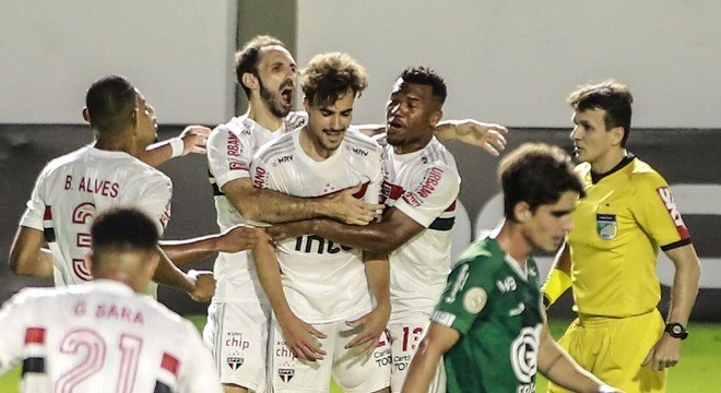 Sao Paulo Atropela O Goias Em Jogo Atrasado E Assume A Lideranca Esportes R7 Futebol