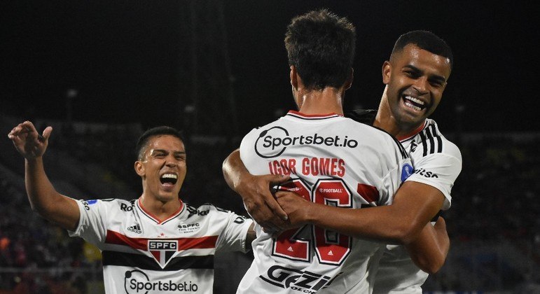 Igor Vinícius, Igor Gomes e Alisson comemoram gol do São Paulo em Cochabamba