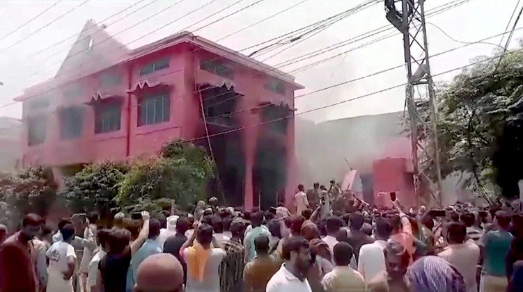 Uma multidão muçulmana atacou uma comunidade cristã no leste do Paquistão na quarta-feira (16), vandalizando igrejas e incendiando várias casas depois de acusar dois de seus membros de profanar o Alcorão, disseram policiais e líderes comunitários