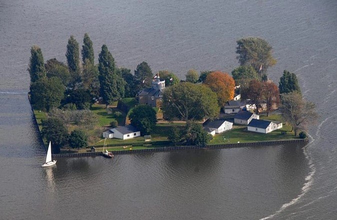 Ilha artificial em lago é considerada o 'destino perfeito' na pandemia -  Fotos - R7 Hora 7